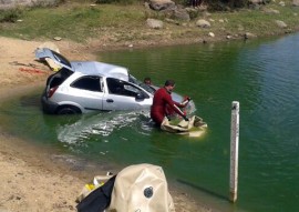 Corpo de Bombeiros resgatam carro submerso 3 270x191 - Mergulhadores do Corpo de Bombeiros resgatam carro submerso em açude da região da Borborema