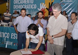 prefeita assina foto walter rafael 270x191 - Pombal sedia audiência do ODE e moradores da região elegem educação como prioridade