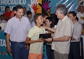 ricardo entrega tablet a aluno da rede estadual foto walter rafael 11 270x191 - Ricardo entrega ambulância, viatura, kits esportivos e instrumentos musicais no ODE de Pombal