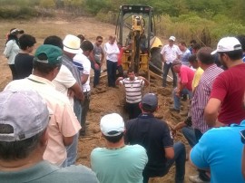 barragem s1 270x202 - Governo capacita técnicos e operadores de máquina em construção de barragem subterrânea