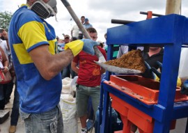 emater producao de blocos multinutricionais para alimentar rebanho 2 270x191 - Governo da Paraíba produz blocos multinutricionais para alimentar rebanho