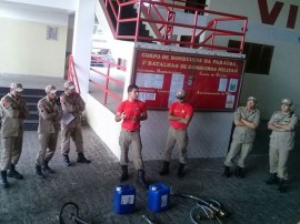 08.10.15 simulacao usodolgetreinamento 1 1 270x202 - Bombeiros realizam treinamento de combate a incêndio com agente químico