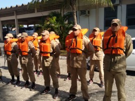 22.10.15 bombeiros instrucao sobrevivncianomar0 3 270x202 - Cadetes do Corpo de Bombeiros têm aula prática de sobrevivência no mar