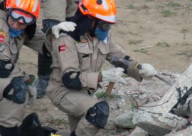 Bombeiros treinamento 1 270x191 - Bombeiros passam por treinamento de resgate a vítimas de desmoronamento