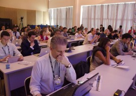 13.11.15 tradutores da onu fotos alberi pontes 6 270x191 - Intérpretes ajudam a compreensão dos participantes do Fórum de Governança da Internet