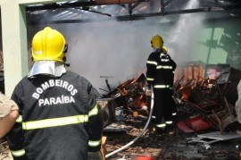 1302026815031 bombeiros 2 270x179 - Corpo de Bombeiros atende 16.883 ocorrências em toda a Paraíba no ano de 2015