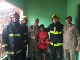 bombeiro visita paciente 270x202 - Bombeiros visitam garoto paciente do Napoleão Laureano que sonha servir à tropa