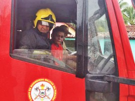 bombeiro visita paciente1 270x202 - Bombeiros visitam garoto paciente do Napoleão Laureano que sonha servir à tropa