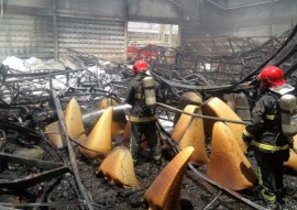 bombeiros realizam combate a incendio em galpao no bairro das industrias 2 270x191 - Bombeiros realizam combate a incêndio em galpão no Bairro das Indústrias