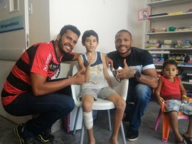 AÇÃO SOCIAL 270x202 - Atletas do Treze e Campinense participam da festa de Páscoa do Hospital de Trauma de Campina Grande