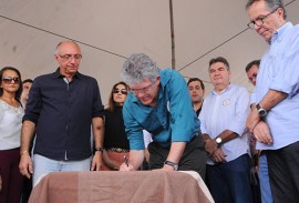 ricardo assina em pedra branca foto jose marques 2 270x183 - Ricardo entrega rodovia e autoriza sistema de abastecimento d’água para Nova Olinda e Pedra Branca