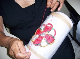 fazendo a flor de renda com chita 1 270x202 - Renda Renascença gera trabalho, receita, visibilidade e empoderamento às artesãs do Cariri
