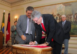 ricardo ASSINATURA DO TERMO DE CESS O DE IMOVEL DO ANTIGO PARAIBAN foto jose marques 2 270x191 - Ricardo assina Termo de Cessão de Imóvel que vai abrigar nova sede da Assembleia Legislativa