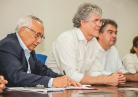 ricardo assinatura do termo de compromisso das escolas tecnicas fnde foto max brito 23 270x191 - Ricardo assina termo com FNDE que garante a construção de mais seis escolas técnicas na Paraíba