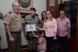 DSC 3645 270x180 - Policiais militares recebem comenda na Capital