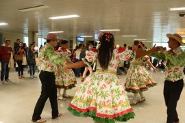 Grupo do Sesc e passageiros do voo da azul Dayse Eusébio 270x180 - PBTur recepciona passageiros do voo inaugural da Azul entre Belo Horizonte e João Pessoa