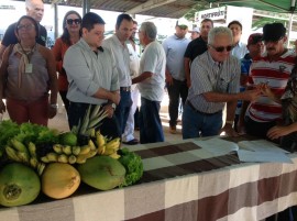 feira2 29 07 270x201 - Governo homenageia agricultores e entrega equipamentos para Feira do Produtor