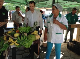 feira3 29 07 270x201 - Governo homenageia agricultores e entrega equipamentos para Feira do Produtor