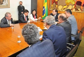 ligia reunida camara foto comunicacao da camara federal 270x183 - Lígia e governadores do Norte e Nordeste reforçam pedido de recursos emergenciais em Brasília                   