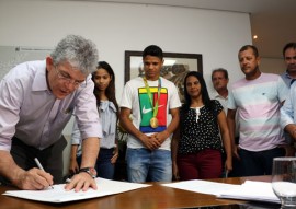 medalha douglas santos foto secom pb 5 270x191 - Ricardo entrega comenda a jogador paraibano que conquistou medalha de ouro nas olimpíadas  