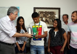medalha douglas santos foto secom pb 6 270x191 - Ricardo entrega comenda a jogador paraibano que conquistou medalha de ouro nas olimpíadas  