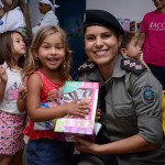 Capitã Karla Reis e a pequena Talia_Foto_Wagner_Varela_SECOM_PB