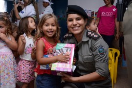 Capitã Karla Reis e a pequena Talia Foto Wagner Varela SECOM PB 270x180 - Operação Criança Feliz entrega brinquedos na cidade de Guarabira