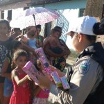 Polícia Militar realiza sonhos com a entrega de presentes em comunidade da capital_(Foto_Wagner_Varela_SECOM_PB)_(2)