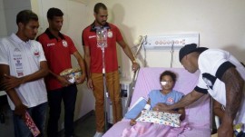 ses acao de jogadores doando brinquedos junto ao hospital de trauma cg 2 1 270x151 - Hospital de Trauma de Campina Grande recebe doação de brinquedos em ação social de jogadores