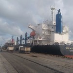 navio You & Island decarregando petcoke