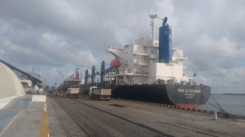 navio You & Island decarregando petcoke