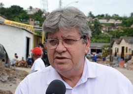 joao azevedo entrevistado foto walter rafael 9 270x191 - Ricardo visita obras de pavimentação de ruas do Distrito Mecânico de João Pessoa