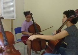 projeto prima trabalha com jovens do sitema sea cej 2 270x191 - Prima ministra aula de violino e violoncelo para adolescentes da Casa Educativa