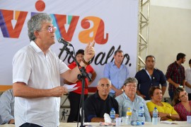 01 09 17 Solenidade de Entrega da Casa LarFiltros e Cartão Alimentação em Itaporanga Foto Alberto Machado 24 1 270x179 - Governo do Estado entrega Casa Lar, filtro cerâmico e Cartão Alimentação em Itaporanga