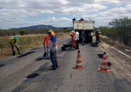 DER Operacao tapa buraco1 270x191 - Programa de conservação de rodovias atende mais 594 km da malha estadual