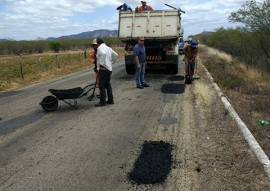 der tapa buraco 2 270x191 - DER realiza serviços de conservação em mais 859 km de rodovias no Estado