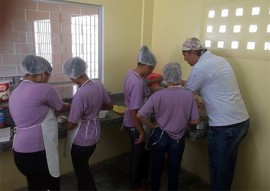 sedh E fundac beneficia socieducandas 6 270x191 - Socioeducandas participam de curso profissionalizante de confeiteiro de tortas