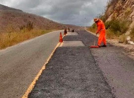 tapa buraco 270x198 - DER faz nova operação tapa buraco em 1.140 km de rodovias no Estado