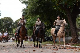 Capitã Monica ao centro 270x179 - Esquadrão de Polícia Montada tem primeira mulher como comandante