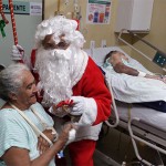 papai noel visita pacientes do hospital de trauma e HTop (3)