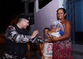 policia militar entrega donativos peração boas festas solidarias (4)