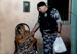 policia militar entrega donativos peração boas festas solidarias 5 270x191 - Polícia começa entrega de donativos da campanha “Boas Festas Solidárias”