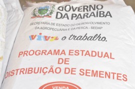 distribuição sementes2 270x179 - Governo do Estado começa distribuição de sementes para 60 mil agricultores