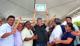 ricardo assina ordem de servico para construcao de adutora na cidade de emas foto jose marques 1 270x158 - Ricardo autoriza construção da adutora que vai garantir água para habitantes de Emas