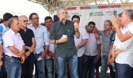 ricardo assina ordem de servico para construcao de adutora na cidade de emas foto jose marques 2 270x158 - Ricardo autoriza construção da adutora que vai garantir água para habitantes de Emas