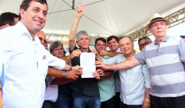 ricardo assina ordem de servico para construcao de adutora na cidade de emas foto jose marques 4 270x158 - Ricardo autoriza construção da adutora que vai garantir água para habitantes de Emas