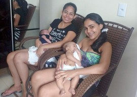 As irmas Estefania e Alane com seus bebes nascidos de parto normal ses maternidade de patos partos humanizados