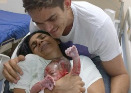 Estefania e o marido, Wagner Leite, no momento do nasimento de seu filho ses maternidade de patos partos humanizados