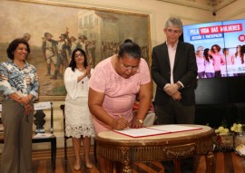 ricardo assina acoes no dia da mulher foto francisco franca 51 270x191 - Ricardo lança campanha, cria delegacia e divulga atividades em comemoração ao Dia Internacional da Mulher