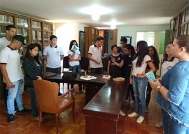 estudantes na biblioteca do museu da FCJA